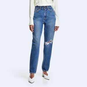 Levi’s 80s Mom Jeans in a mid blue wash
